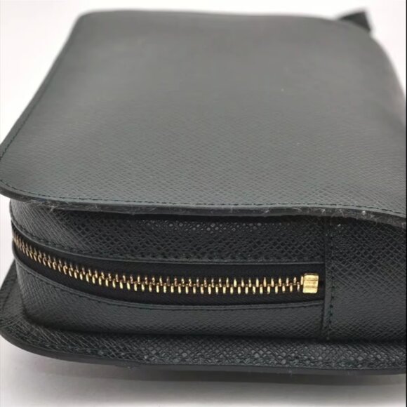 AUTHENTIC LOUIS VUITTON TAIGA BAIKAL GREEN LEATHER CLUTCH BAG - Picture 4 of 12